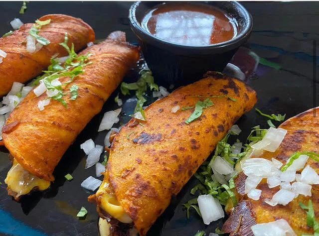 Quesadillas con queso fundido y relleno a elección.